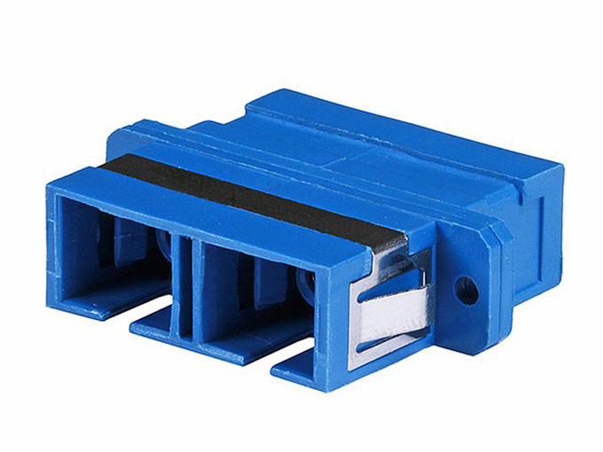 Modo con el reborde, color azul de los adaptadores del conector de la fibra Ã³ptica del duplex del SC solo