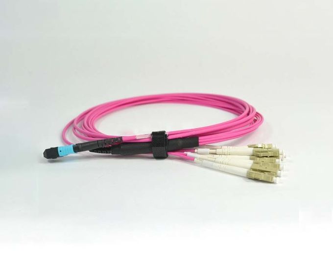 Tire de la pérdida de inserción del cable de fribra óptica 0.35dB del solo modo del cable del tronco de Mpo del empuje